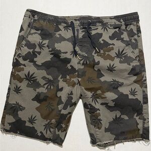 crash brand dark camo weed leaf print cut-off shorts, men's xl #1465